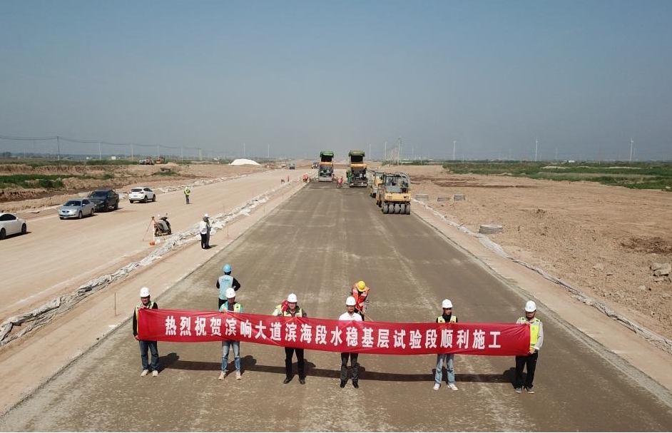 新進(jìn)展！濱響大道水穩(wěn)層開(kāi)始鋪設(shè)1.jpg